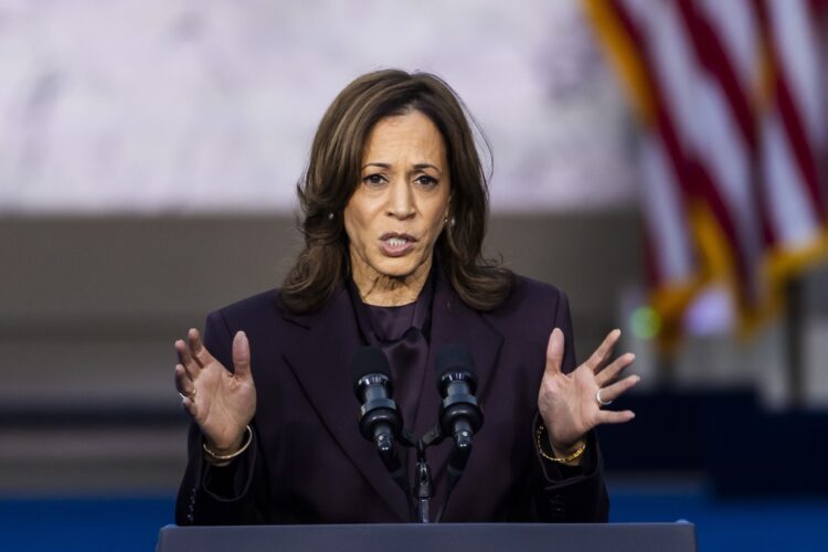 Kamala Harris en la Universidad de Howard, su alma mater. Foto: EFE/EPA/JIM LO SCALZO.