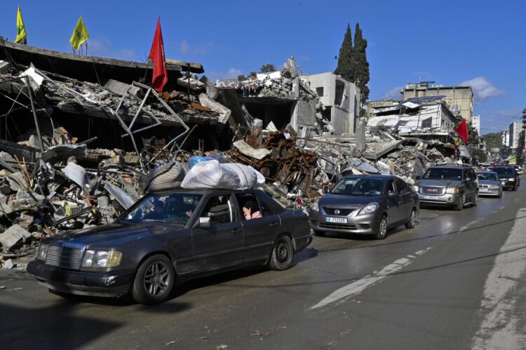 Residentes regresan a Nabatieh tras el acuerdo de alto el fuego entre Israel y Hezbollah, en el sur del Líbano. Foto: WAEL HAMZEH/EFE/EPA.