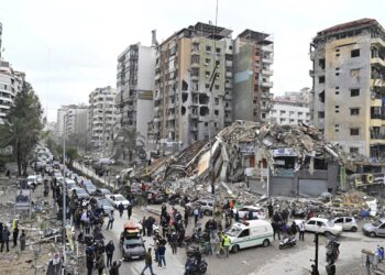 Personas se juntan en Beirut tras el anuncio del cese al fuego. Foto: WAEL HAMZEH/EFE/EPA.