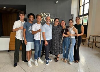 Los flautistas Michel Bellavance (cuarto de izquierda a derecha) y Niurka González (centro), junto a estudiantes del ISA.