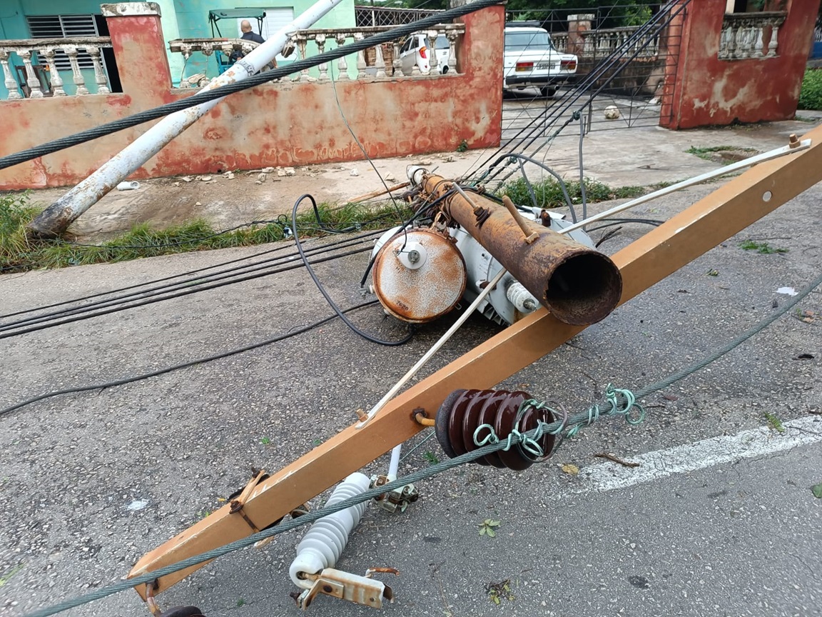 Poste eléctrico derribado por el huracán Rafael en el Vedado, La Habana. Foto: Milena Recio.