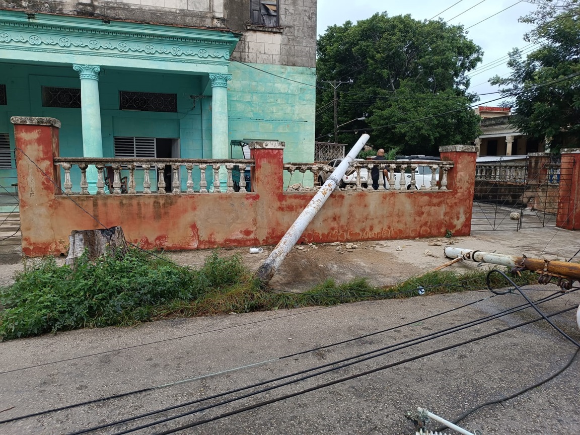 Poste eléctrico derribado por el huracán Rafael en el Vedado, La Habana. Foto: Milena Recio.