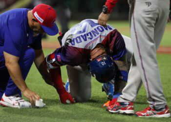 Yoan Moncada sale lesionado del partido de Cuba contra Corea del Sur en el torneo Premier 12. Foto: Facebook JIT Deporte Cubano