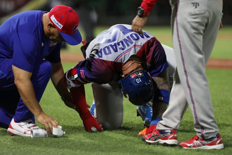 Yoan Moncada sale lesionado del partido de Cuba contra Corea del Sur en el torneo Premier 12. Foto: Facebook JIT Deporte Cubano