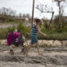 Una mujer arrastra un coche de bebé por una de las calles de playa Guanimar, uno de los sitios afectados por el paso del huracán Rafael, el 20 de noviembre de 2024 en Artemisa. Foto: Yander Zamora / EFE.