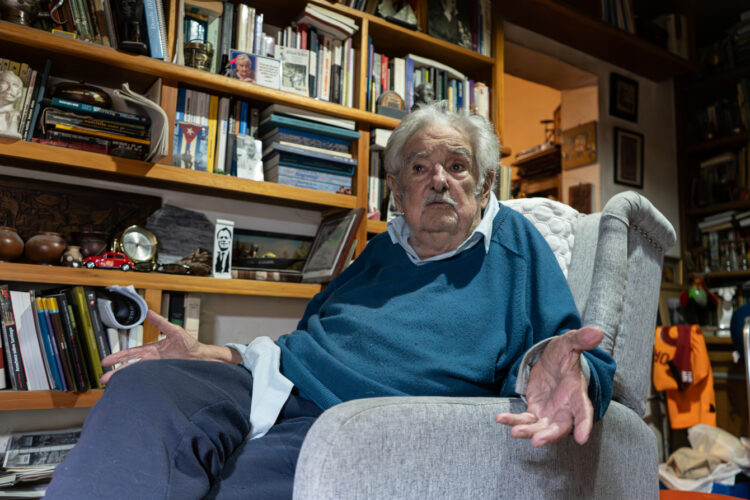 Mujica durante la entrevista con EFE en Montevideo. Foto: Sofía Torres/EFE.