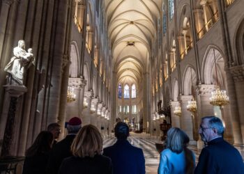 Macron (centro, de espaldas) durante la visita hoy a Notre Dame. Foto: CHRISTOPHE PETIT TESSON/ POOL/EFE/EPA.