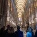 Macron (centro, de espaldas) durante la visita hoy a Notre Dame. Foto: CHRISTOPHE PETIT TESSON/ POOL/EFE/EPA.