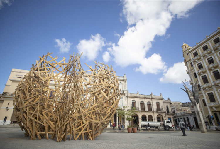 Fotografía de la obra "Nube de madera" del artista alemán Martin Steinert. Foto: Yander Zamora/EFE.