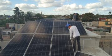 Instalación de paneles solares por técnicos de la mipyme privada Renova. Foto: Renova SURL / Facebook.