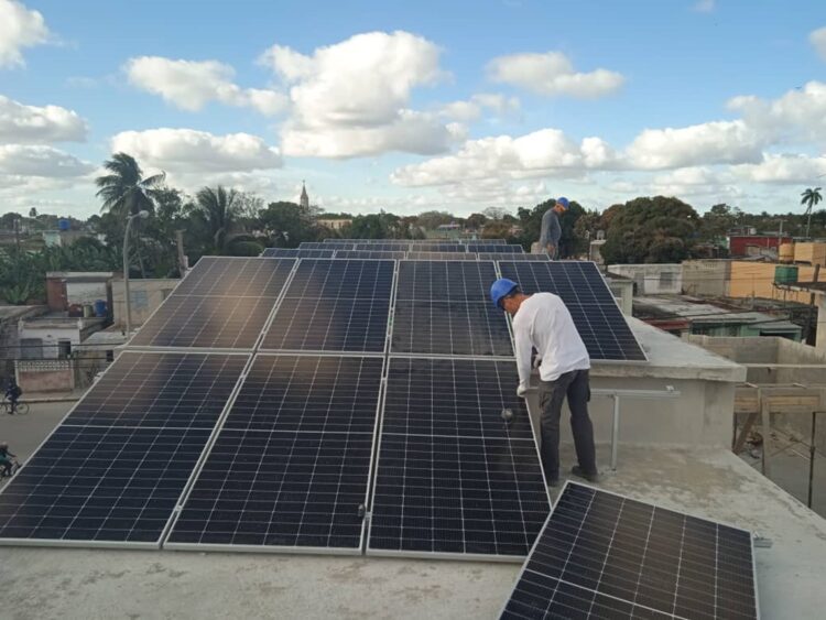 Instalación de paneles solares por técnicos de la mipyme privada Renova. Foto: Renova SURL / Facebook.