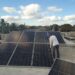 Instalación de paneles solares por técnicos de la mipyme privada Renova. Foto: Renova SURL / Facebook.