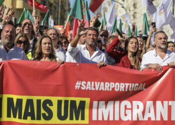 Marcha antiinmigración en Portugal, en octubre de 2024, liderada por el partido de extrema derecha Chega (Basta). Foto: Tomada de www.dn.pt