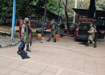 Militares mexicanos tras el rescate de migrantes secuestrados, entre ellos cuatro cubanos, en un rancho de Tapachula, Chiapas. Foto: Diario del Sur.