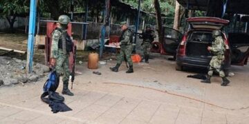 Militares mexicanos tras el rescate de migrantes secuestrados, entre ellos cuatro cubanos, en un rancho de Tapachula, Chiapas. Foto: Diario del Sur.