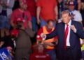 Trump baila después de un evento de campaña en el Lee's Family Forum en Henderson, Nevada. Foto:  EFE/EPA/ALLISON DINNER.