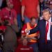 Trump baila después de un evento de campaña en el Lee's Family Forum en Henderson, Nevada. Foto:  EFE/EPA/ALLISON DINNER.