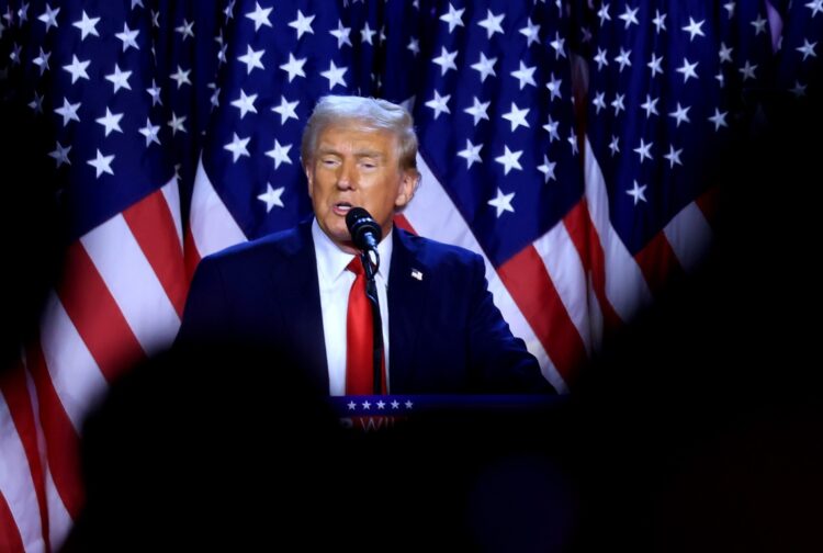 El candidato presidencial republicano Donald J. Trump se dirige a sus seguidores en el Centro de Convenciones de West Palm Beach, en West Palm Beach, Florida, EE.UU., el 6 de noviembre de 2024. (Elecciones) EFE/EPA/CRISTOBAL HERRERA-ULASHKEVICH