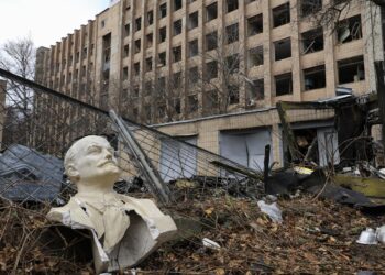 Un busto de Lenin, dañado, entre los escombros en el lugar del ataque ruso con misiles que alcanzó el centro de Járkov, en el noreste de Ucrania, el 25 de noviembre de 2024. Foto: EFE/EPA/SERGEY. KOZLOV