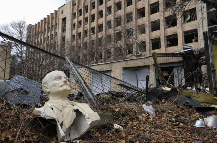 Un busto de Lenin, dañado, entre los escombros en el lugar del ataque ruso con misiles que alcanzó el centro de Járkov, en el noreste de Ucrania, el 25 de noviembre de 2024. Foto: EFE/EPA/SERGEY. KOZLOV