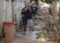 Voluntarios y vecinos trabajan para despejar una calle de Paterna (Valencia), este martes 5 de noviembre. Foto: Manuel Bruque/EFE.