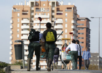 Grupo de voluntarios de camino a Paiporta este sábado. Foto: Jorge Zapata/EFE.