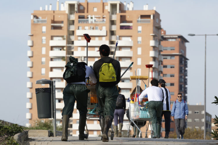 Grupo de voluntarios de camino a Paiporta este sábado. Foto: Jorge Zapata/EFE.