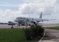 Un avión con inmigrantes irregulares cubanos devueltos a la isla. Foto: ACN/Archivo.