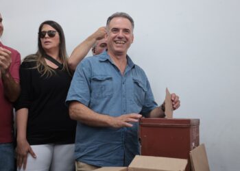 El candidato del Frente Amplio Yamandú Orsi vota en la segunda vuelta de las elecciones presidenciales en Uruguay, en las que finalmente obtuvo la victoria. Foto: Gastón Britos / EFE.