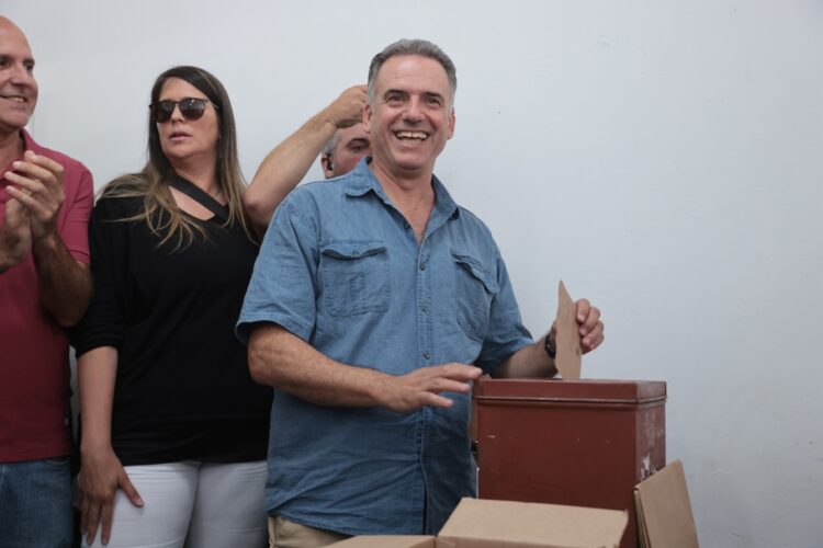 El candidato del Frente Amplio Yamandú Orsi vota en la segunda vuelta de las elecciones presidenciales en Uruguay, en las que finalmente obtuvo la victoria. Foto: Gastón Britos / EFE.