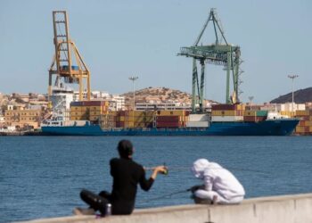 De los 16 tripulantes del mercante, todos de nacionalidad rusa, 14 fueron rescatados y trasladados al puerto español de Cartagena. Foto: Marcial Guillén/EFE.