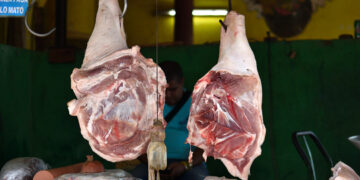 Piernas de cerdo a la venta en un mercado de La Habana el último fin de semana de 2024. Foto: Otmaro Rodríguez.