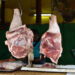 Piernas de cerdo a la venta en un mercado de La Habana el último fin de semana de 2024. Foto: Otmaro Rodríguez.