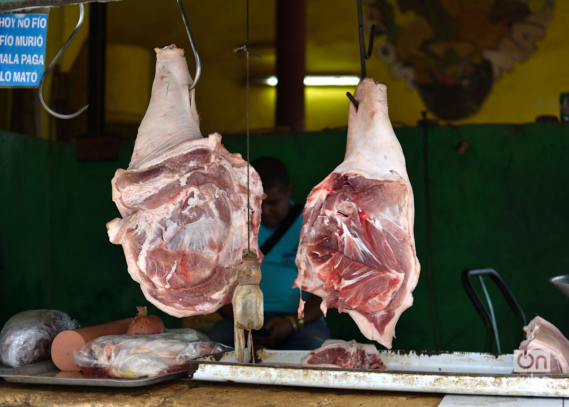 Piernas de cerdo a la venta en un mercado de La Habana el último fin de semana de 2024. Foto: Otmaro Rodríguez.