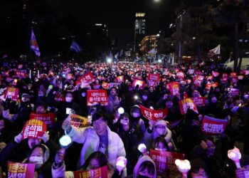 Manifestantes pidiendo el impeachment del presidente de Corea del Sur, Yoon Suk Yeol, durante una manifestación en Seúl el 7 de diciembre. Foto: EFE/EPA/HAN MYUNG-