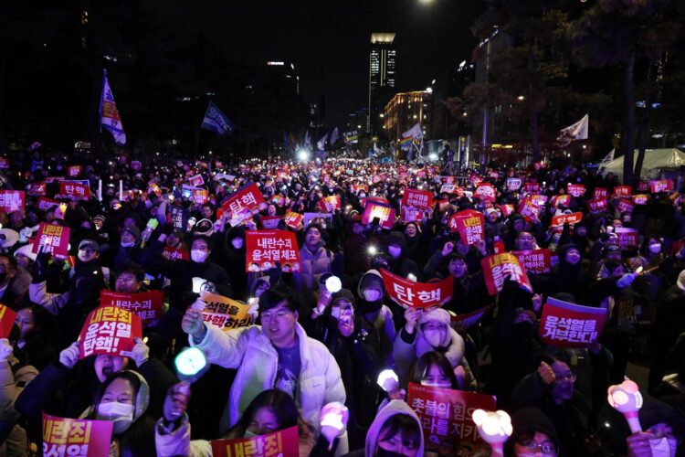 Manifestantes pidiendo el impeachment del presidente de Corea del Sur, Yoon Suk Yeol, durante una manifestación en Seúl el 7 de diciembre. Foto: EFE/EPA/HAN MYUNG-