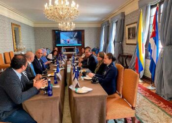 El embajador cubano en Bogotá, Javier Caamaño (tercero de la izquierda) en la reunión con su contraparte colombiana.  Foto: Prensa Latina