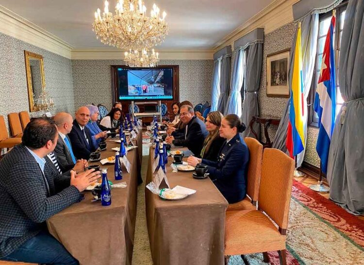 El embajador cubano en Bogotá, Javier Caamaño (tercero de la izquierda) en la reunión con su contraparte colombiana.  Foto: Prensa Latina