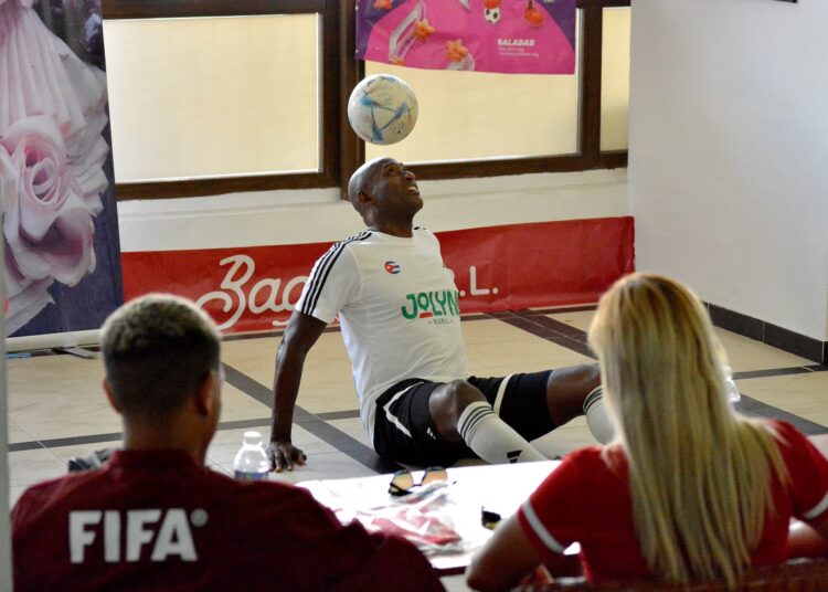 Erick Hernández en un intento de récord de dominio del balón, en la posición de sentado y solo con la cabeza. Foto: Ricardo López Hevia.