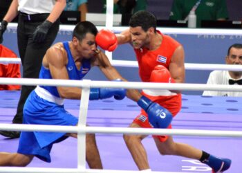 Erislandy Álvarez (derecha) fue la gran sensación dle boxeo cubano en París. Foto: Ricardo López Hevia.