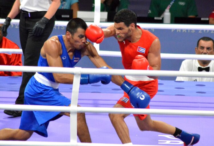 Erislandy Álvarez (derecha) fue la gran sensación dle boxeo cubano en París. Foto: Ricardo López Hevia.