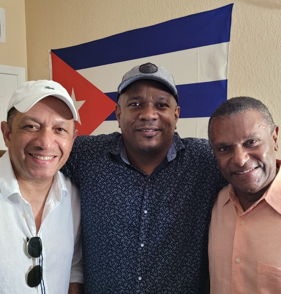 Alden González (c) junto a José Alberto "El Canario" (d) y José Raposo (i) en Miami, Estados Unidos. Foto: Cortesía de Alden González.