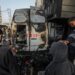 Ciudadanos palestinos frente a un vehículo destruido cerca del hospital Al Awda por un bombardeo de las fuerzas israelíes. Foto: Mohammed Saber /EFE.