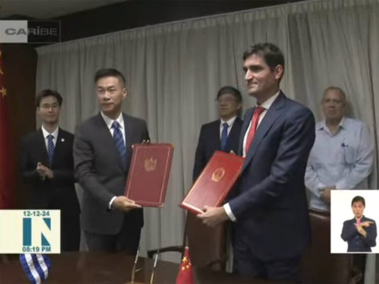 Hua Xin y Carlos Luis Jorge muestran las actas del acuerdo energético entre Cuba y China. Foto´: PL