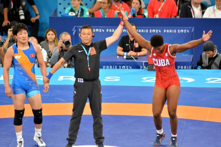 Milaimys Marín (derecha) conquistó una medalla histórica para la luucha femenina cubana en Juegos Olímpicos. Foto: Ricardo López Hevia/Archivo