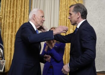 El presidente estadounidense Joe Biden abraza a su hijo Hunter Biden después de dirigirse a la nación desde la Oficina Oval de la Casa Blanca en Washington, el 24 de julio 2024. Foto:  EFE/EPA/EVAN VUCCI / POOL.