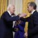 El presidente estadounidense Joe Biden abraza a su hijo Hunter Biden después de dirigirse a la nación desde la Oficina Oval de la Casa Blanca en Washington, el 24 de julio 2024. Foto:  EFE/EPA/EVAN VUCCI / POOL.