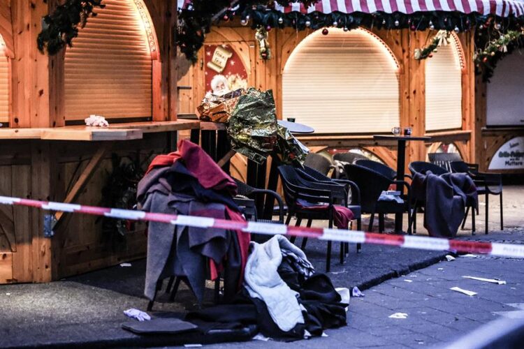 Ropa abandonada en un mercado de Magdeburgo, en el este de Alemania, tras el atentado de ayer. Foto:   EFE/ Filip Singer.