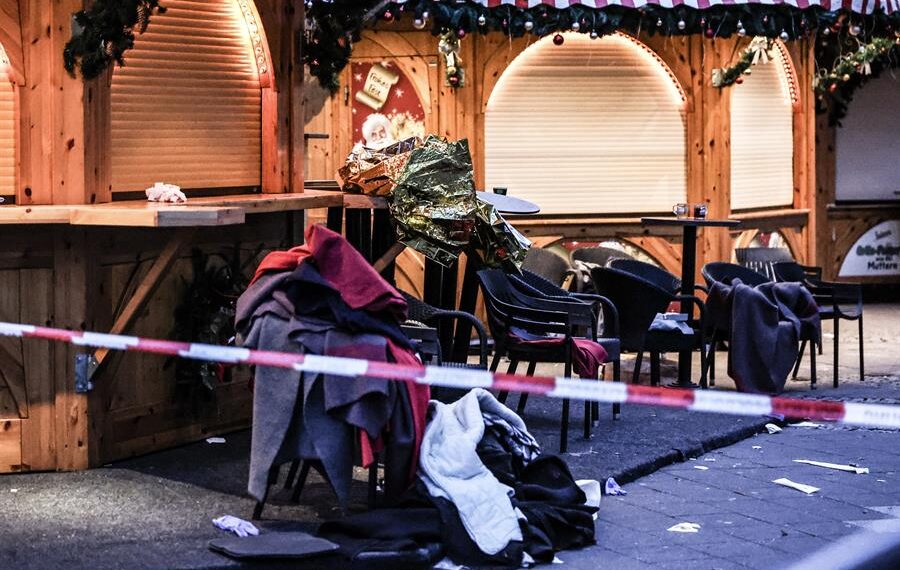 Ropa abandonada en un mercado de Magdeburgo, en el este de Alemania, tras el atentado de ayer. Foto:   EFE/ Filip Singer.