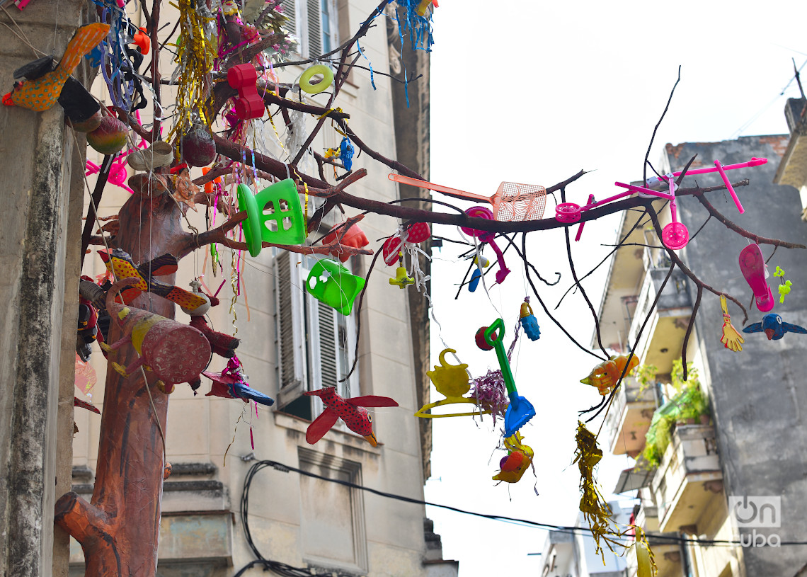 Decoración callejera durante la temporada navideña en La Habana. Foto: Otmaro Rodríguez.